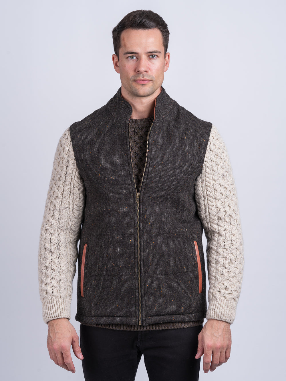 Braune Shackleton-Jacke mit natürlichen Zopfmuster-Ärmeln