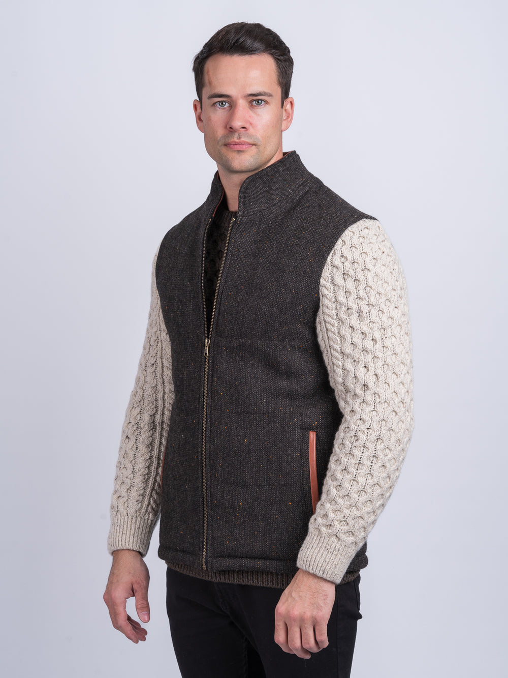 Braune Shackleton-Jacke mit natürlichen Zopfmuster-Ärmeln