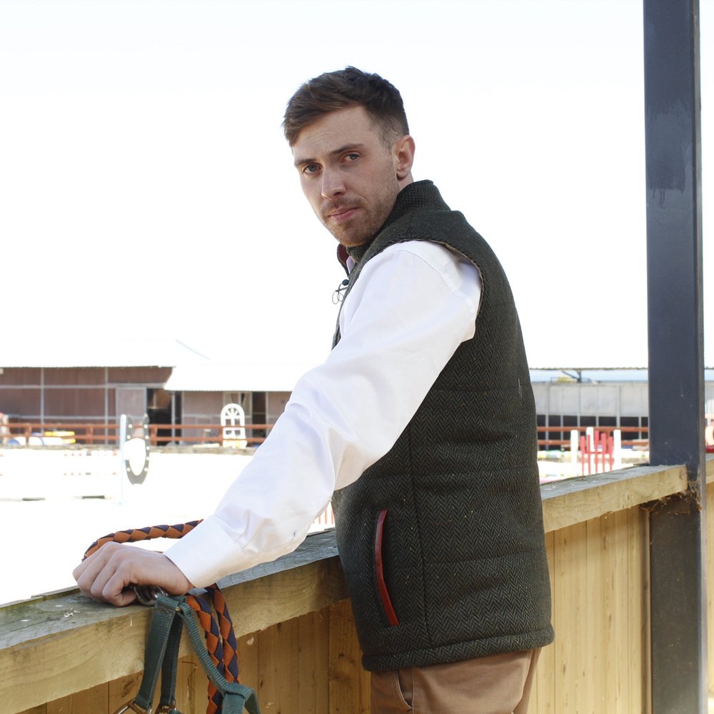 Look gilet sans manches en tweed irlandais vert