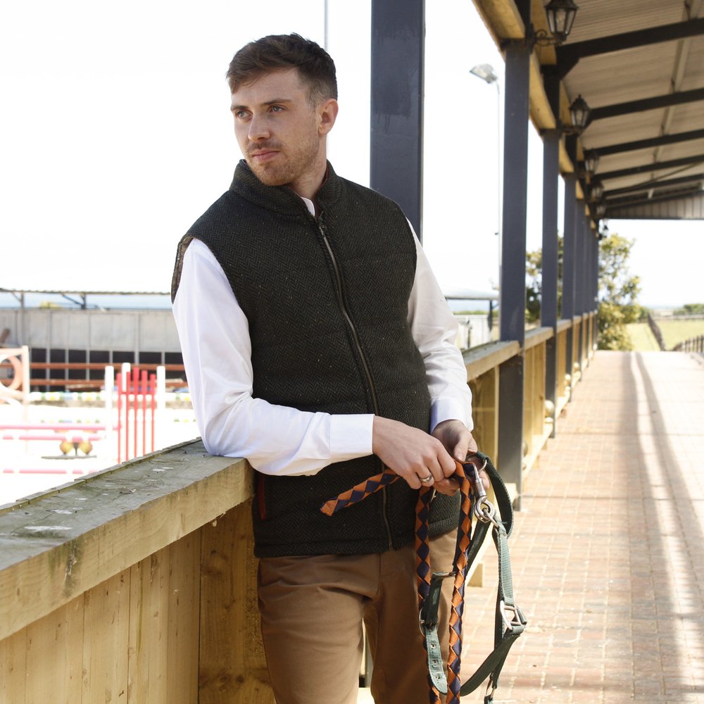 Look gilet sans manches en tweed irlandais vert