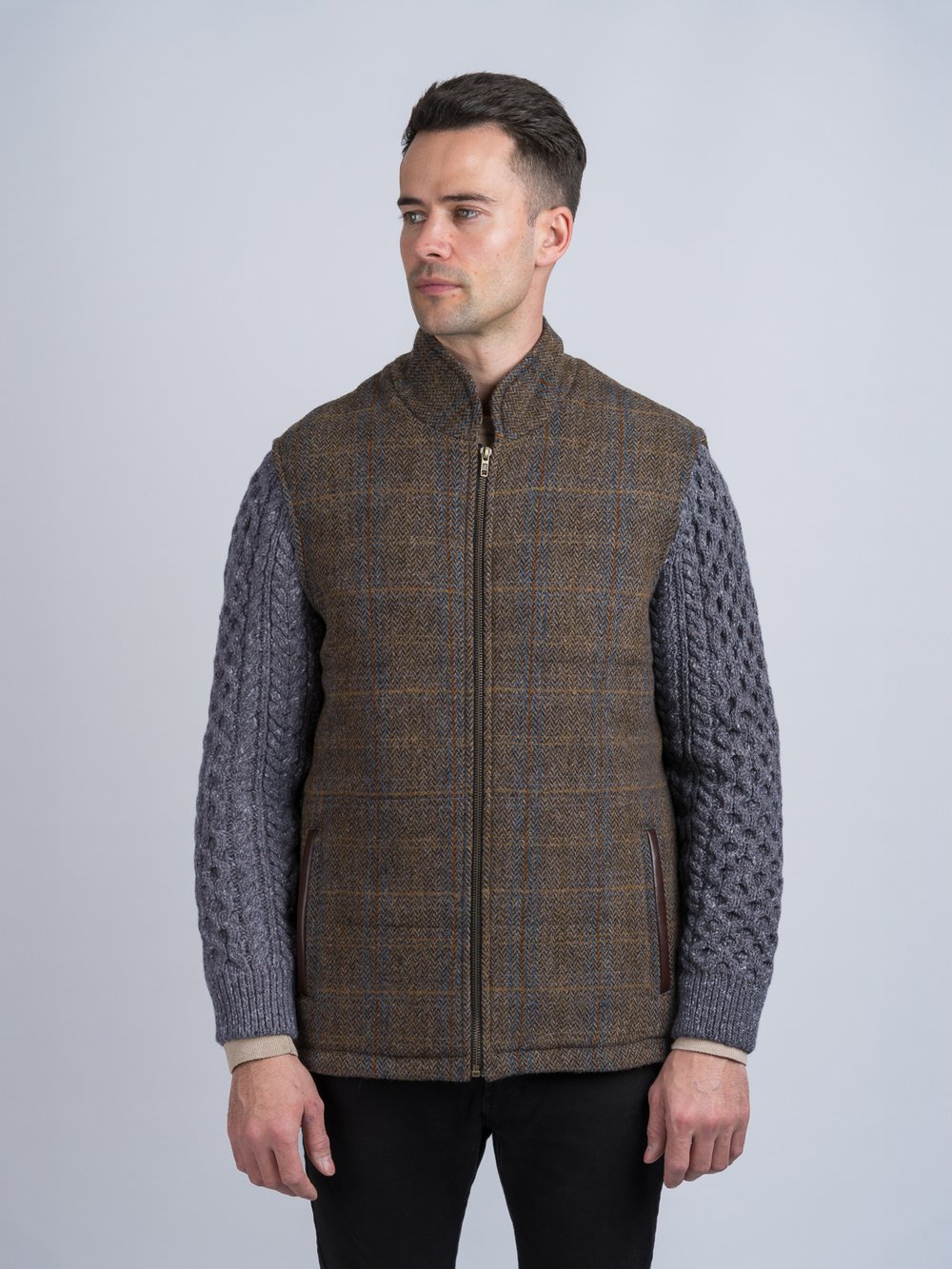 Veste Shackleton marron cheval avec manches en tricot torsadé bleu marine