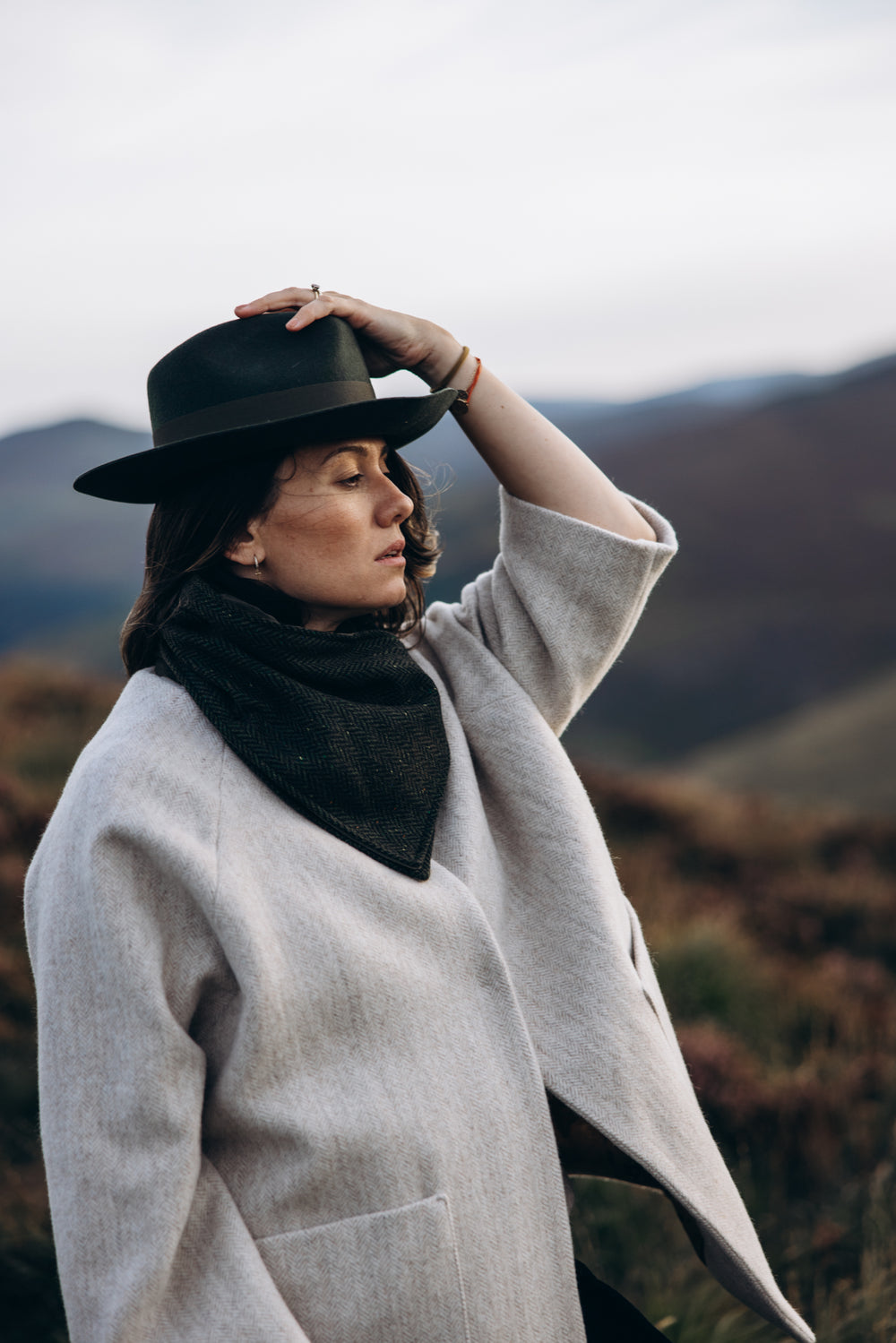 Écharpe tube en tweed à chevrons vert avec écharpe tube réversible en velours vert