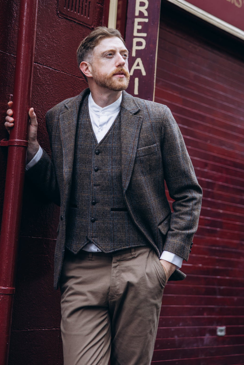 Veste de chasse en tweed marron avec bordure en moleskine